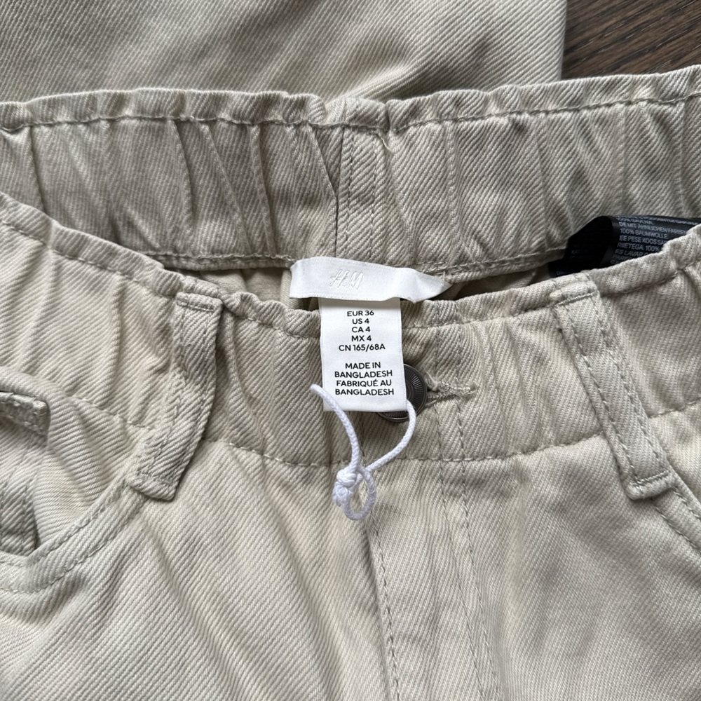New Cream H&M straight jeans with ruched waist 
Size 4